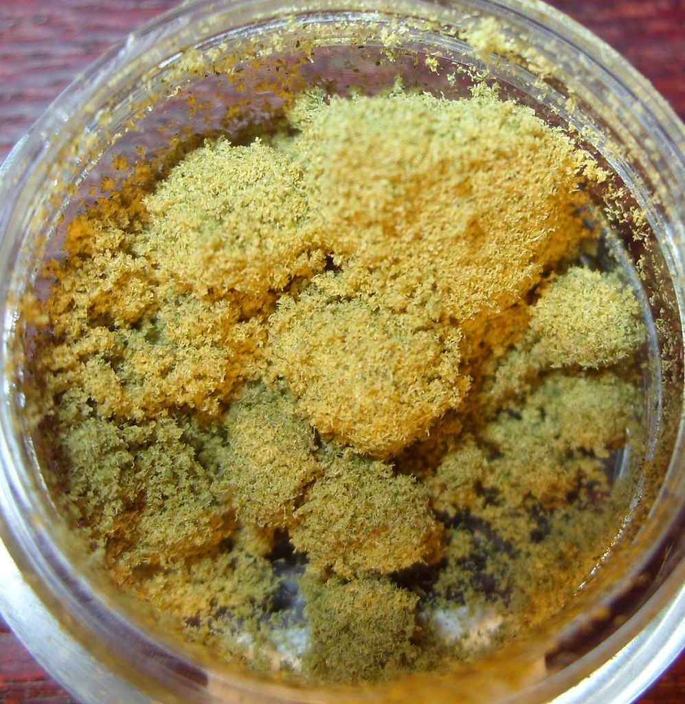 Using A Kief Grinder To Collect Cannabinoids